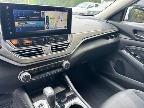 Used 2023 Nissan Altima 2.5 SV w/ SV Premium Package FWD image 10