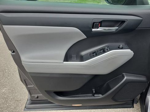 Used 2022 Toyota Highlander XLE FWD image 18