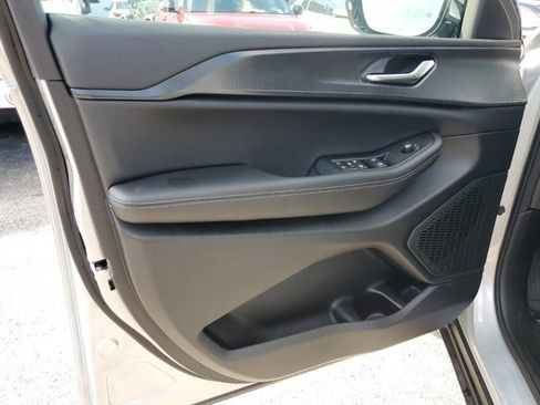 New 2024 Jeep Grand Cherokee L Altitude RWD image 10