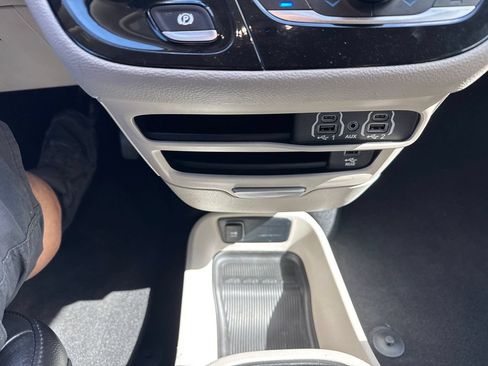 Used 2022 Chrysler Pacifica Touring-L w/ Uconnect Theater Family Group FWD image 35