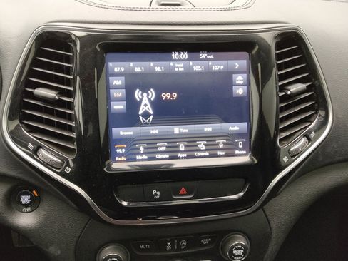 Used 2019 Jeep Cherokee Limited image 25