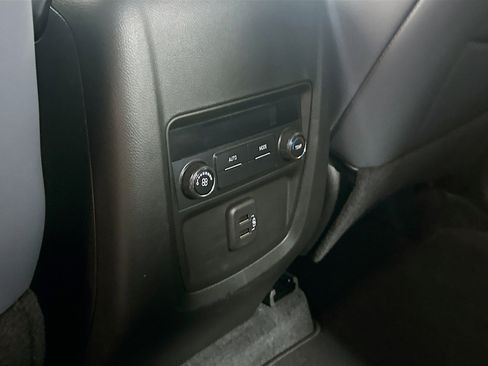 Used 2023 Buick Enclave Essence image 27