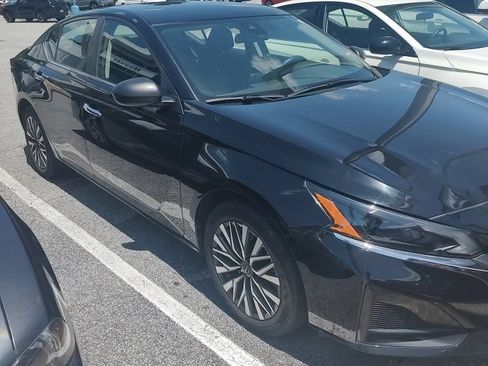 Used 2024 Nissan Altima 2.5 SV FWD image 2