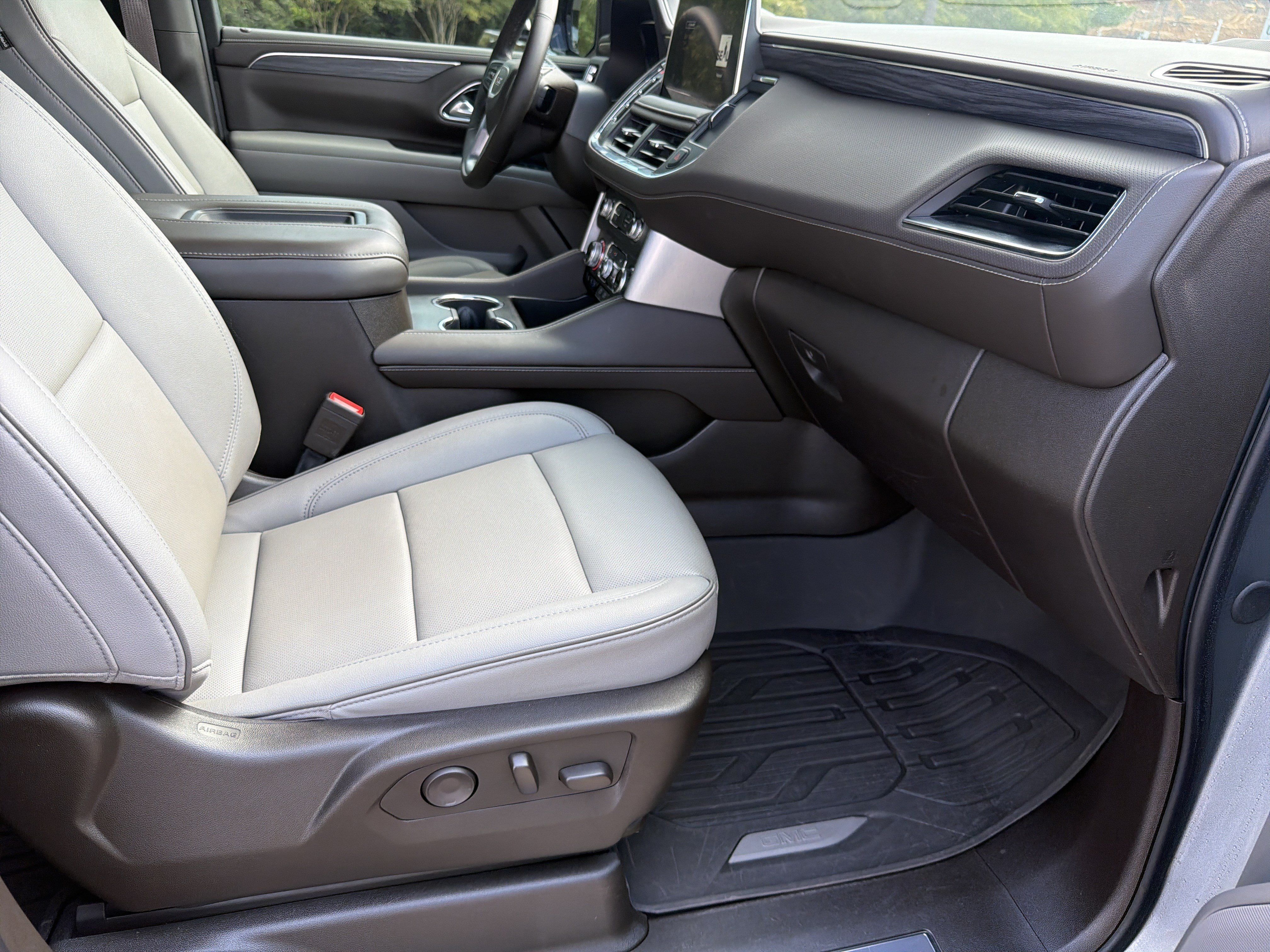 Used 2024 GMC Yukon SLT w/ SLT Luxury Package AWD/4WD image 24