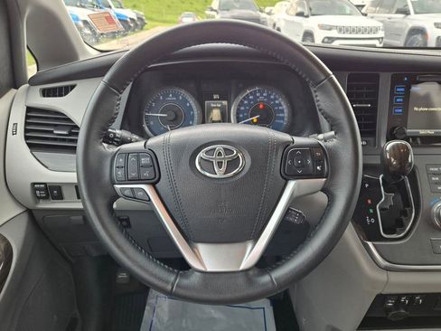 Used 2017 Toyota Sienna XLE AWD/4WD image 19