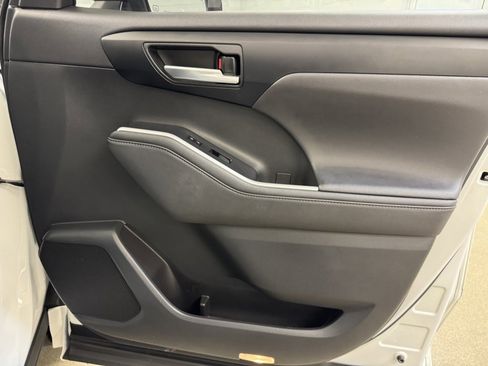 Used 2020 Toyota Highlander XLE image 29