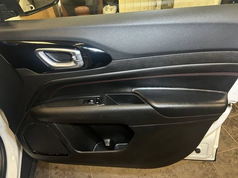 Used 2025 Jeep Compass Trailhawk AWD/4WD image 16