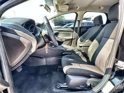 Used 2016 Ford Focus SE w/ SE Power Seat Package image 2