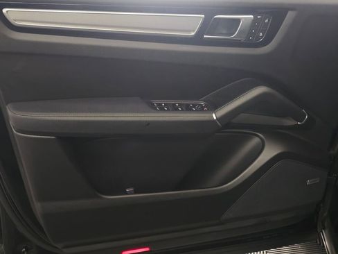 Certified 2023 Porsche Cayenne Platinum Edition AWD/4WD image 33