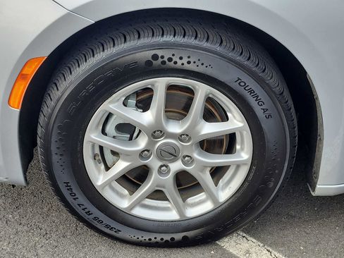 Used 2023 Chrysler Pacifica Touring-L image 8