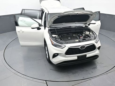 Used 2021 Toyota Highlander LE image 56