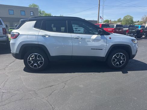 Used 2024 Jeep Compass Trailhawk AWD/4WD image 8