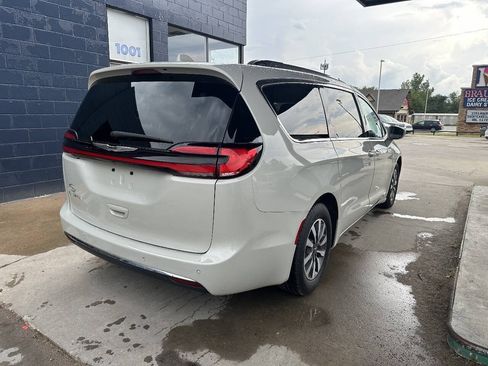 Used 2021 Chrysler Pacifica Touring-L FWD image 8