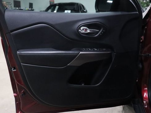 Used 2019 Jeep Cherokee Limited image 10