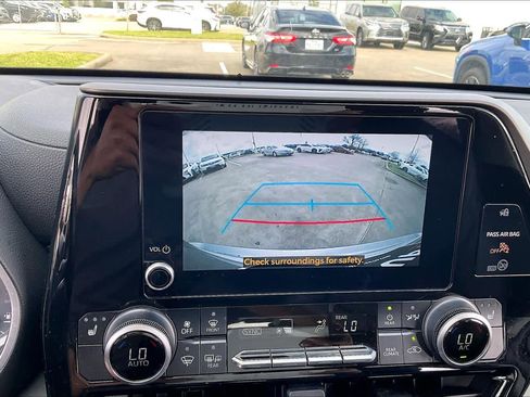 Used 2024 Toyota Highlander XLE image 25