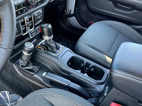 Used 2024 Jeep Wrangler Sahara image 15