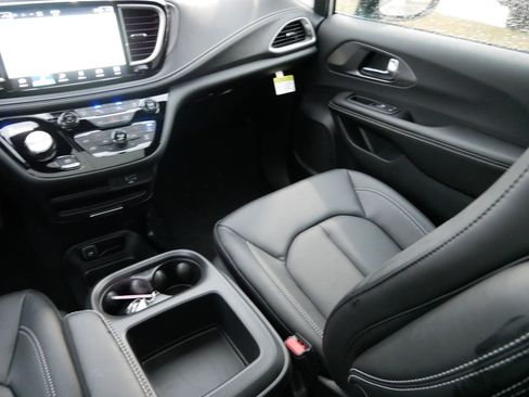 New 2026 Chrysler Pacifica Select w/ S Appearance Package image 11