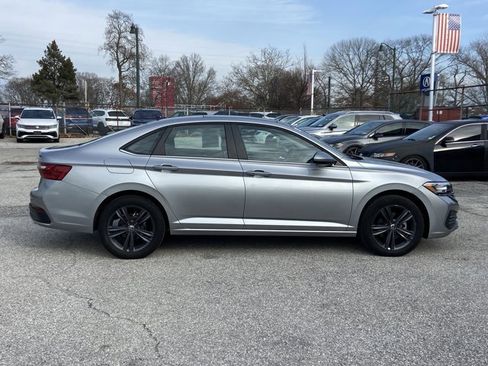 Used 2022 Volkswagen Jetta SE image 4