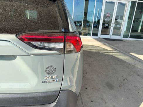 Used 2021 Toyota RAV4 XLE w/ Convenience Package AWD/4WD image 18