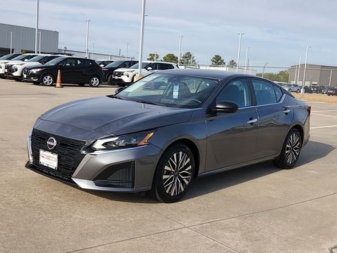 Used 2025 Nissan Altima 2.5 SV image 3