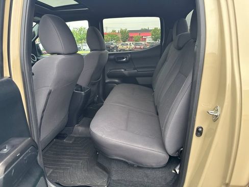 Used 2017 Toyota Tacoma TRD Off-Road AWD/4WD image 10