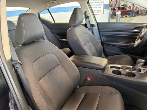 Used 2025 Nissan Altima 2.5 SV FWD image 30