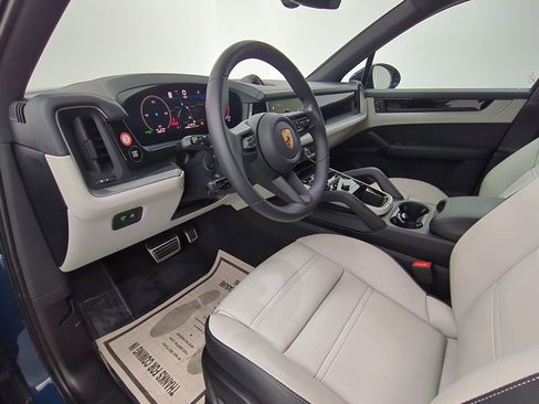 Used 2025 Porsche Cayenne image 4