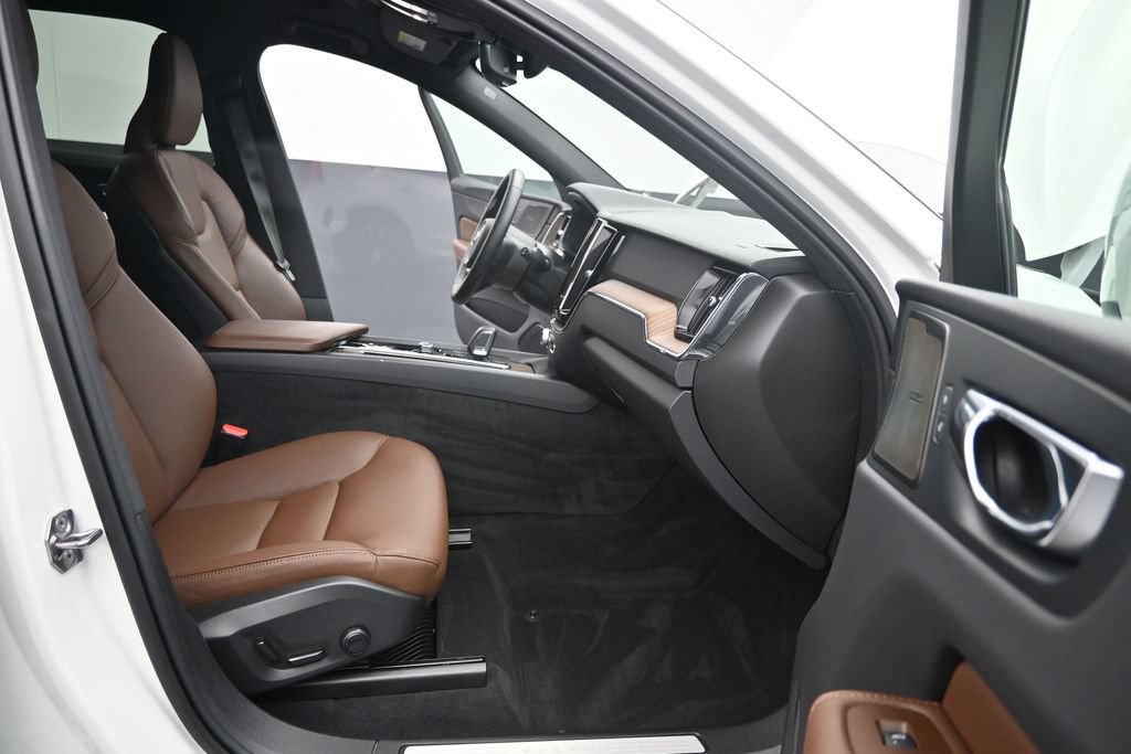 Certified 2022 Volvo XC60 B5 Momentum w/ Advanced Package FWD image 14