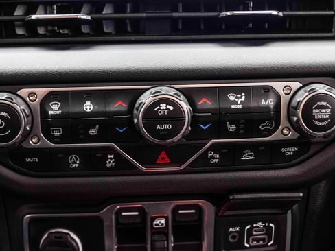 Used 2024 Jeep Gladiator Rubicon w/ Technology Group AWD/4WD image 31