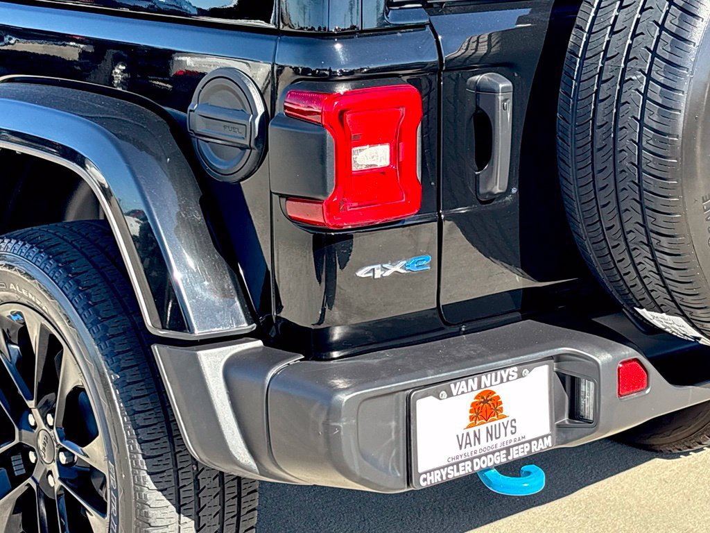 Used 2023 Jeep Wrangler Unlimited Sahara AWD/4WD image 4