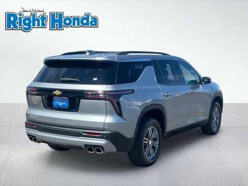 Used 2025 Chevrolet Traverse LT FWD image 5