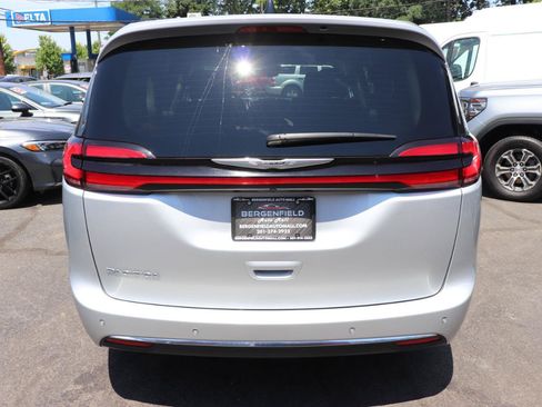 Used 2024 Chrysler Pacifica Touring-L FWD image 4