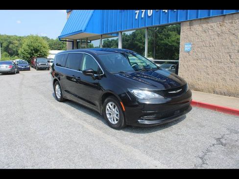 Used 2022 Chrysler Voyager LX FWD image 1