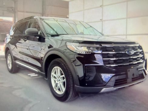 Used 2025 Ford Explorer Active RWD image 2