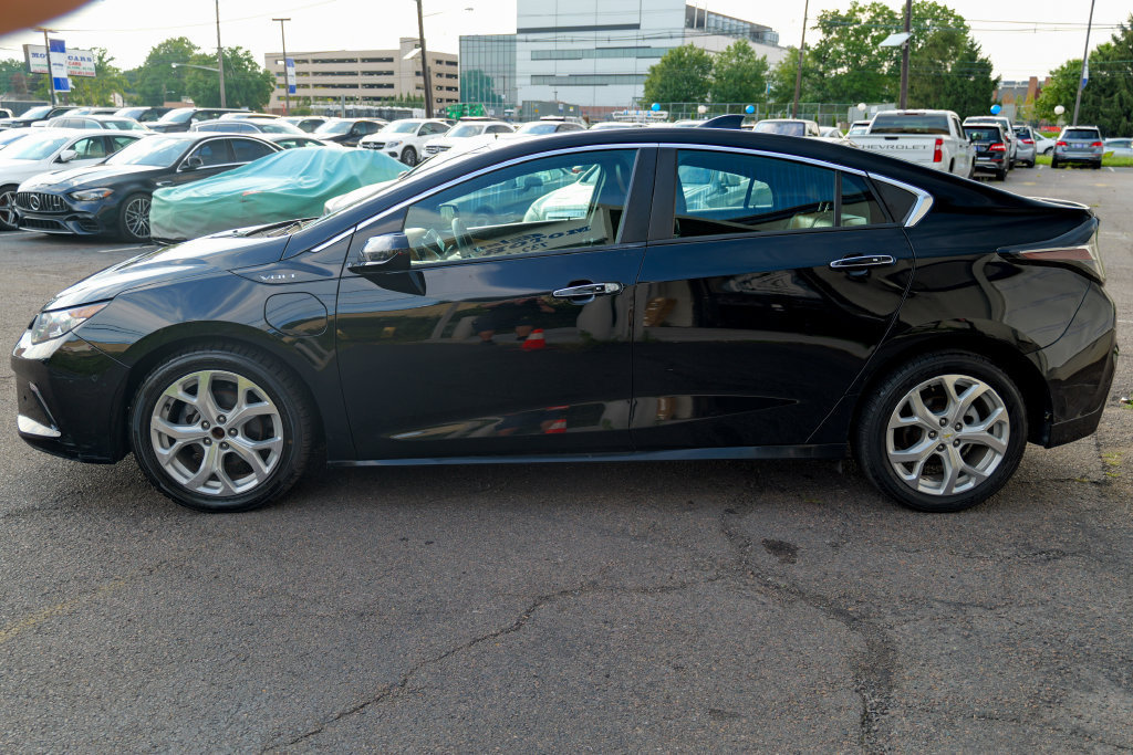 Used 2018 Chevrolet Volt Premier w/ Driver Confidence Package FWD image 17