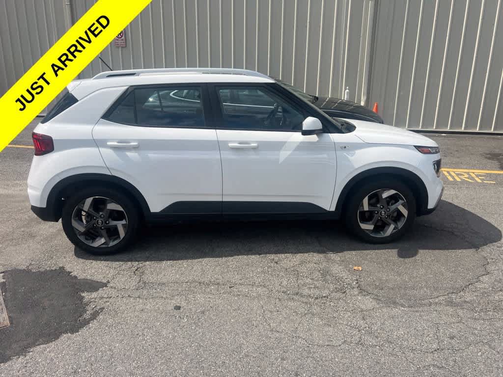 Used 2023 Hyundai Venue SEL FWD image 2