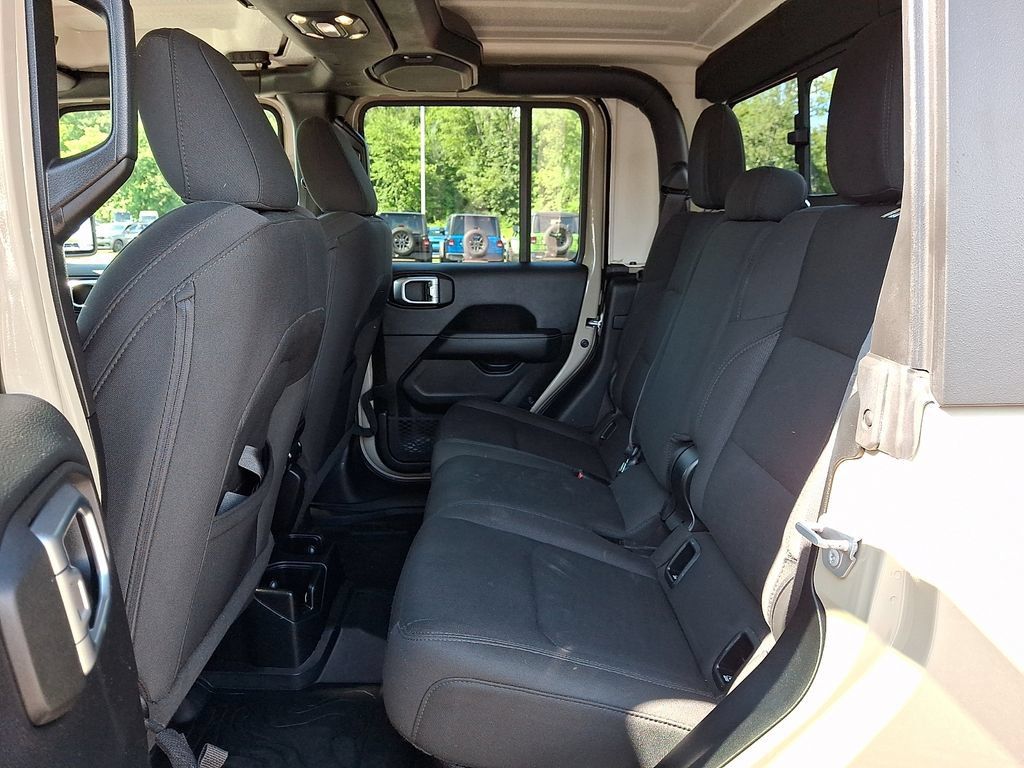 Used 2020 Jeep Gladiator Overland AWD/4WD image 11