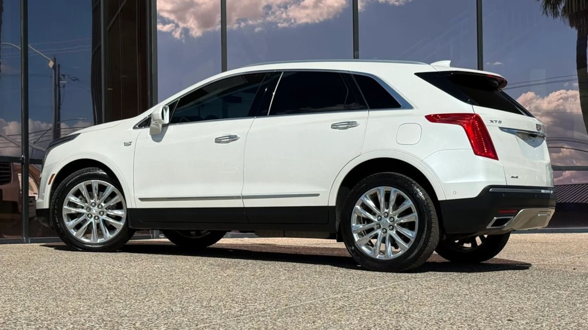 Used 2017 Cadillac XT5 Platinum w/ Driver Assist Package AWD/4WD image 6