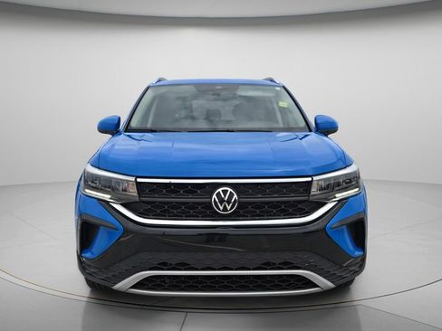 Used 2023 Volkswagen Taos SE w/ Panoramic Sunroof Package FWD image 5