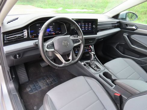Used 2025 Volkswagen Jetta SE FWD image 23