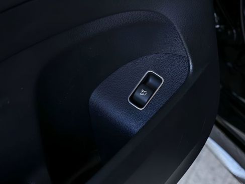 Used 2025 Mercedes-Benz GLS 450 4MATIC image 32