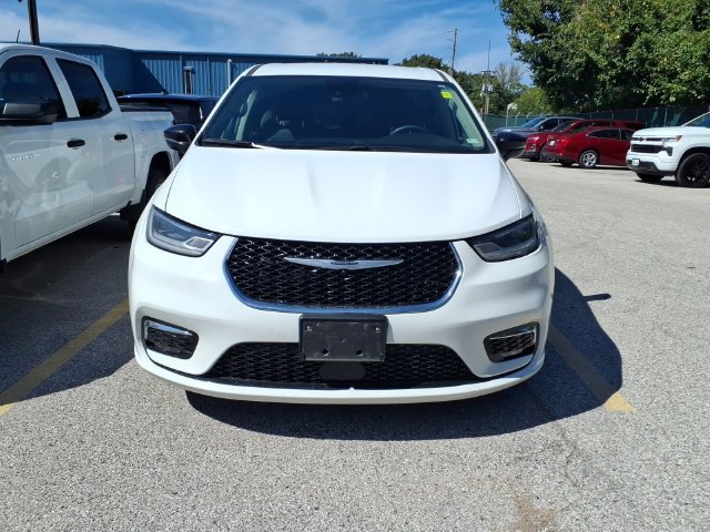 Used 2024 Chrysler Pacifica Touring-L FWD image 2