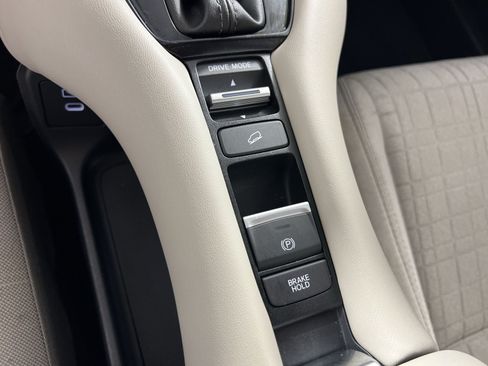 Used 2024 Honda HR-V LX image 33