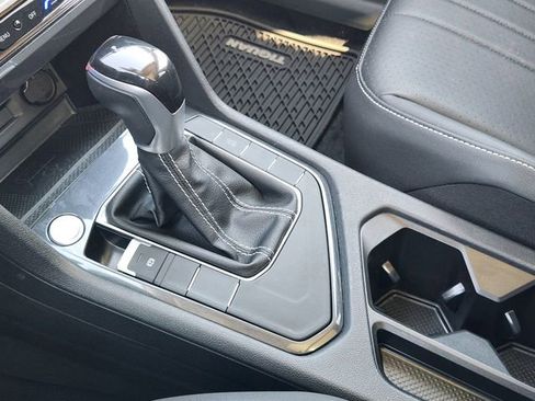 Used 2023 Volkswagen Tiguan SE w/ Panoramic Sunroof Package image 20