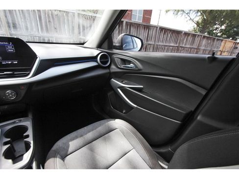 Used 2025 Chevrolet Trax LS w/ LS Convenience Package FWD image 11