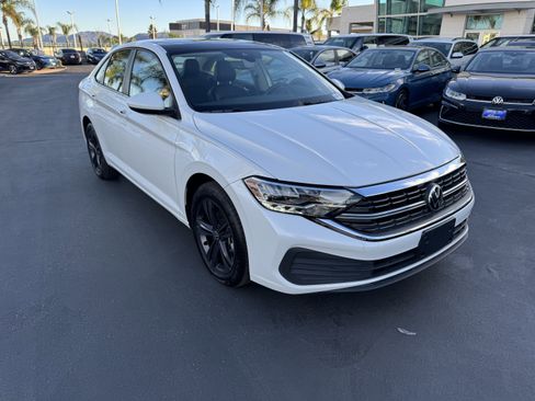 Used 2024 Volkswagen Jetta SE w/ Panoramic Sunroof Package image 2