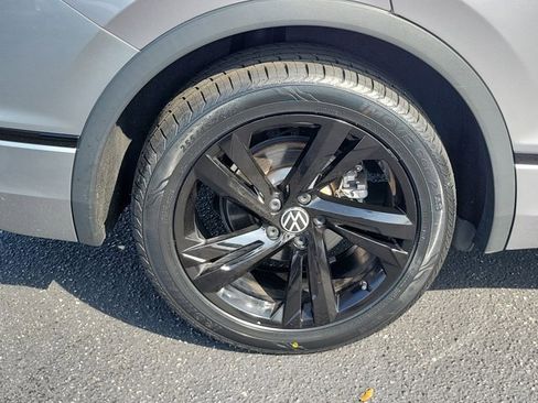Certified 2023 Volkswagen Tiguan SE R-Line image 37