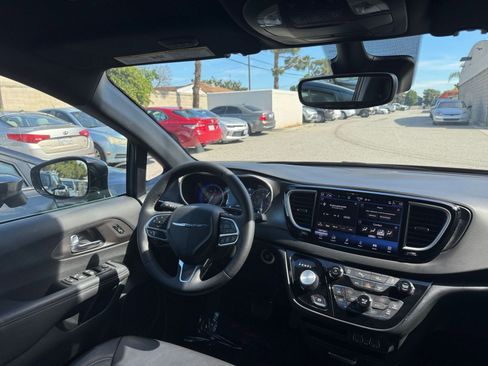 Used 2025 Chrysler Pacifica Select image 36