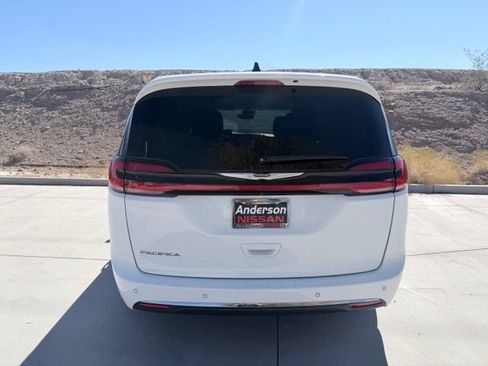 Used 2023 Chrysler Pacifica Touring-L FWD image 7