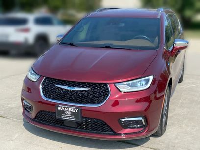 Used 2021 Chrysler Pacifica Limited w/ Uconnect Theater Family Group